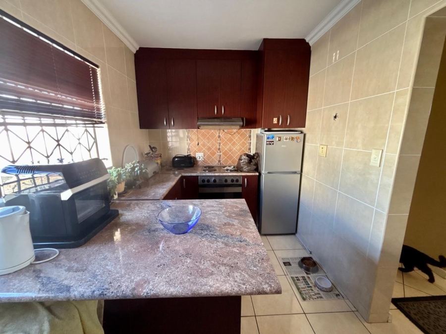 2 Bedroom Property for Sale in Goodwood Central Western Cape